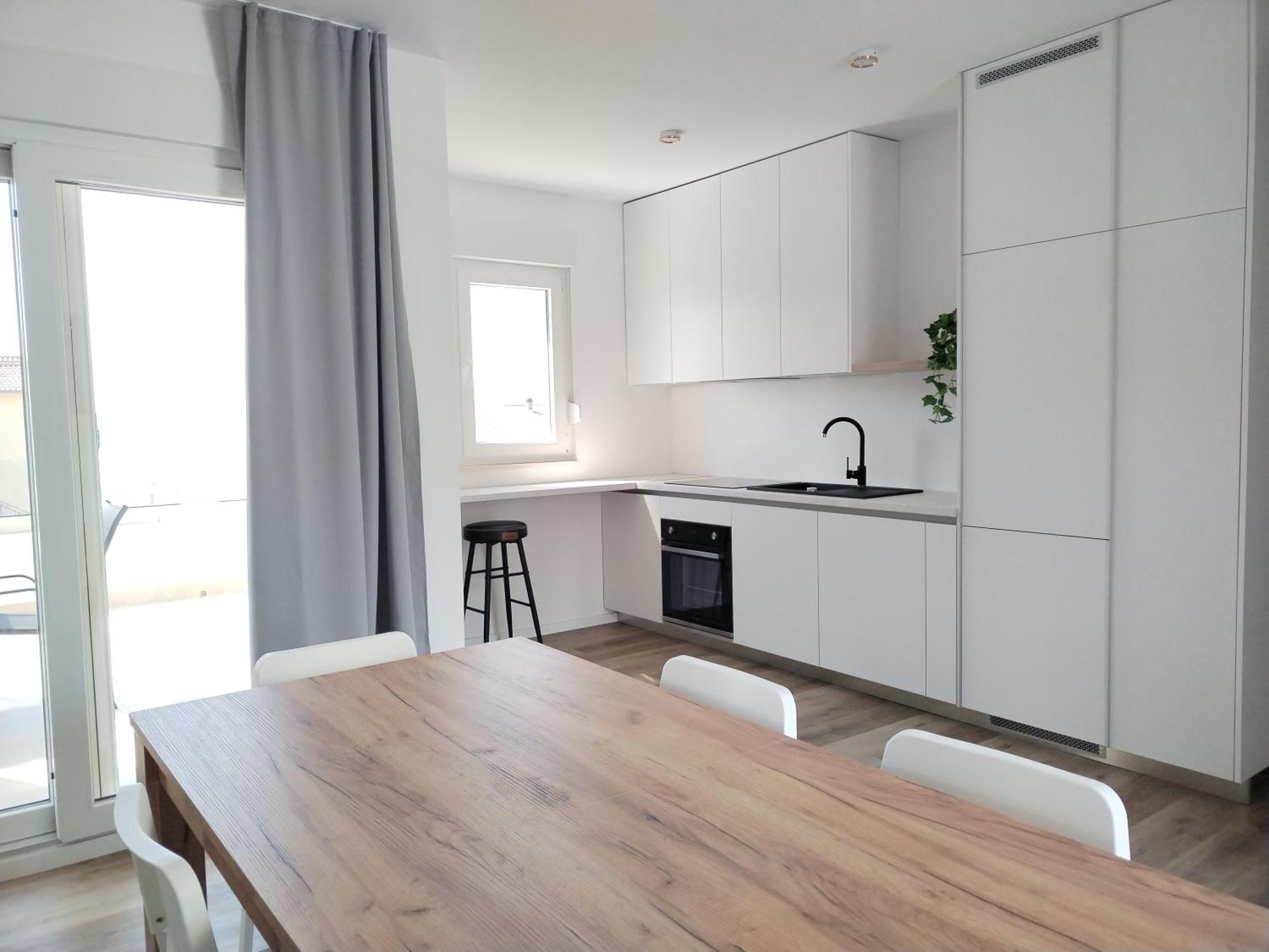 Modern Two Bedroom With Spacious Seaview Terrace And Free Parking Kastela